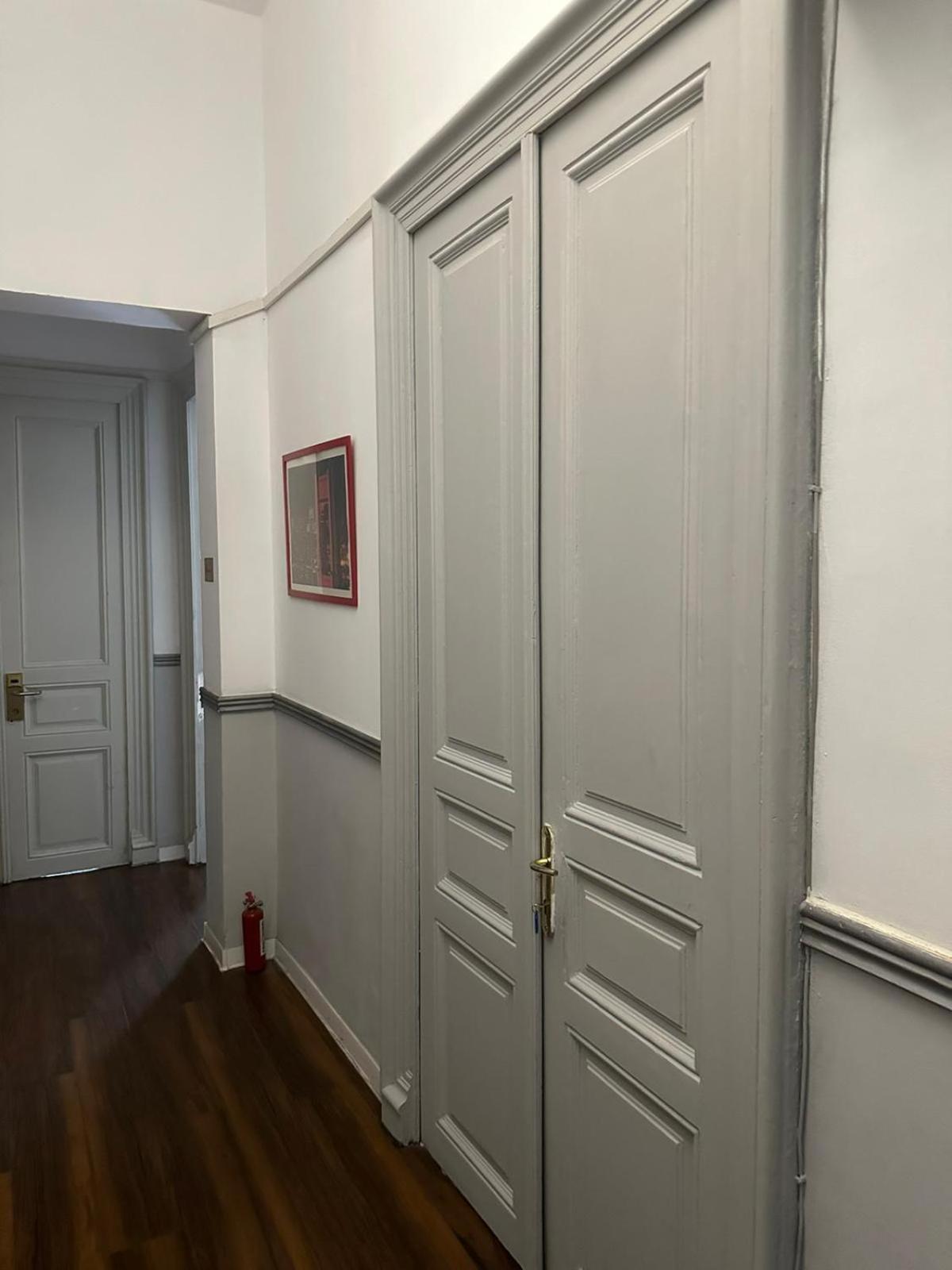 Antique Hostel Bucureşti Ngoại thất bức ảnh