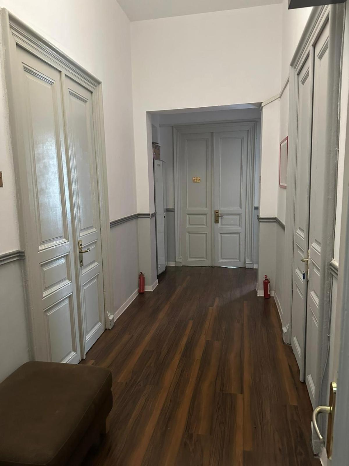 Antique Hostel Bucureşti Ngoại thất bức ảnh