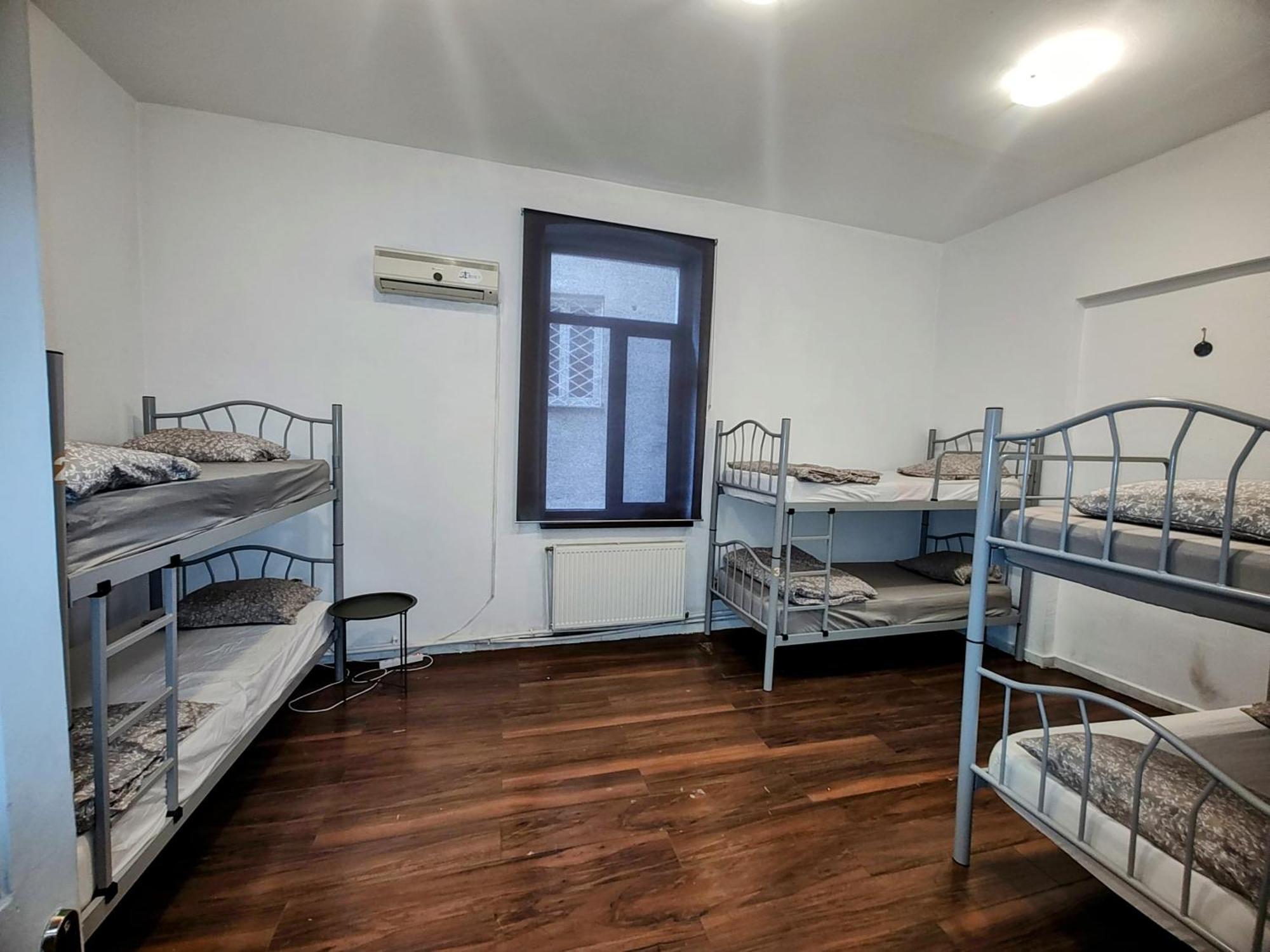 Antique Hostel Bucureşti Ngoại thất bức ảnh
